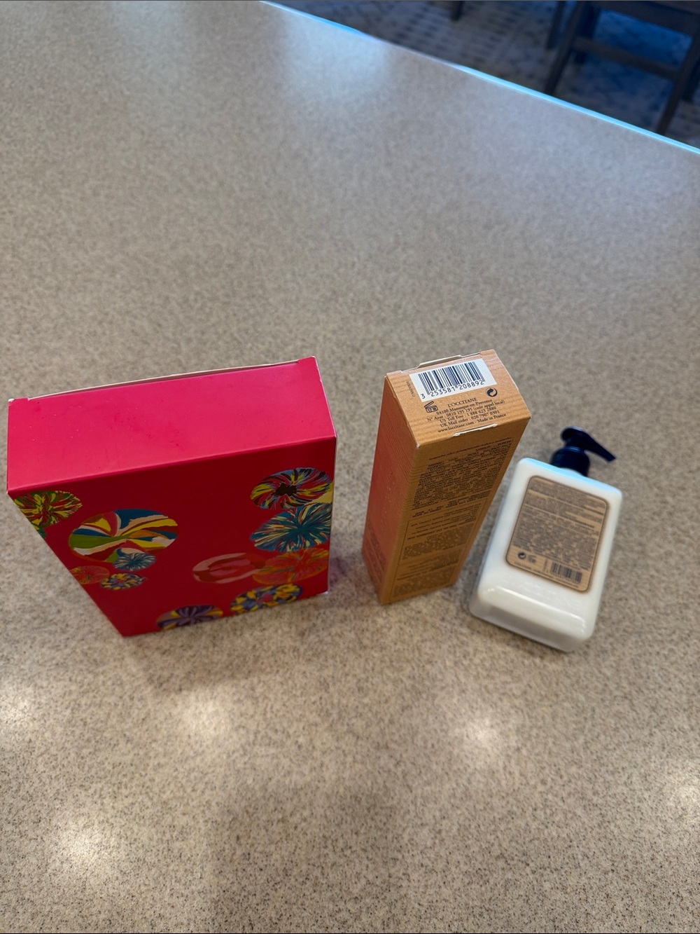 L'Occitane Shea Butter Hand & Body Lotion in gift set 5.2 oz& 8.4oz - Picture 5 of 7